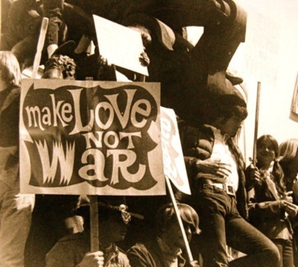 Hippies demonstrieren gegen den Vietnam-Krieg.