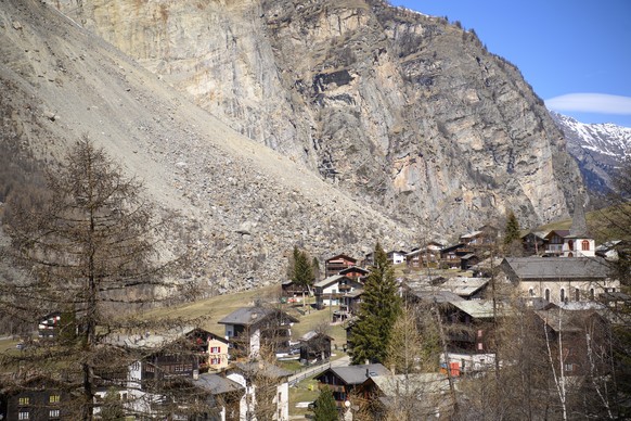 Les blocs de roche de l&#039;eboulement d&#039; il y a 30 ans sont photographie derriere le village ce mardi 30 mars 2021 proche du village valaisan de Randa. Le triple eboulement de Randa a eu lieu e ...