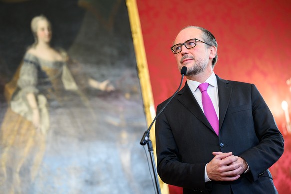 epaselect epa11816565 Austrian Foreign Minister Alexander Schallenberg attends a swearing-in ceremony for his appointment as caretaker Chancellor at Hofburg Palace in Vienna, Austria, 10 January 2025. ...