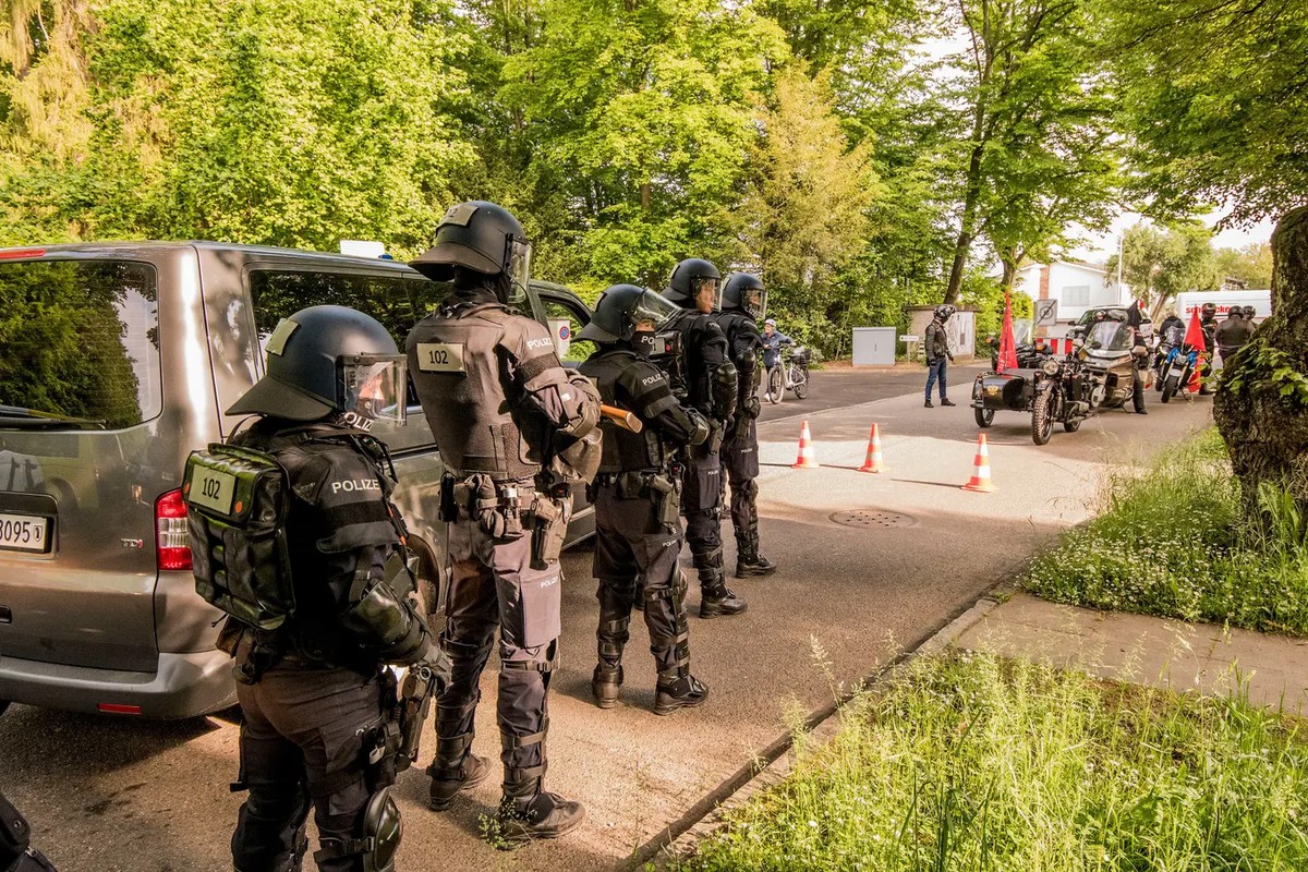 Scènes du 9 mai depuis Bâle : Des policiers font obstacle aux loups de la nuit.