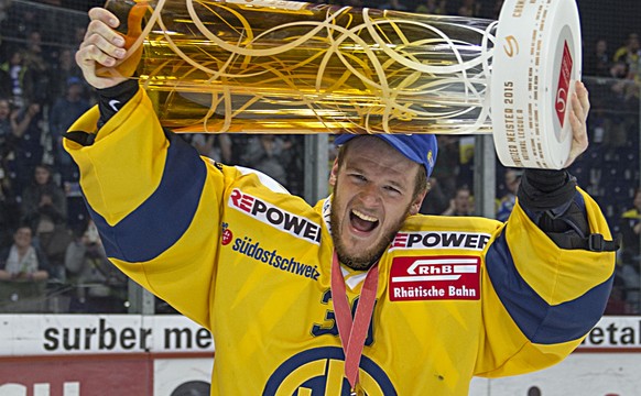 ZUM TRANSFER VON NATIONALGOALIE LEONARDO GENONI VOM HC DAVOS ZUM SC BERN STELLEN WIR IHNEN FOLGENDES ARCHIVBILD ZUR VERFUEGUNG - Der Davoser Torhueter Leonardo Genoni haelt den Pokal nach dem fuenften ...