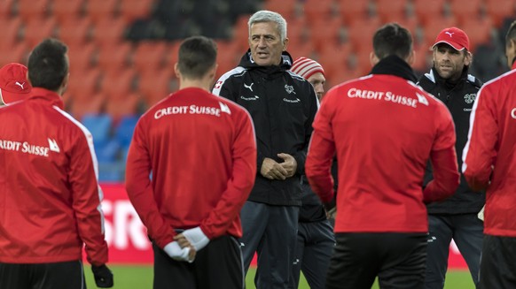 epa06323062 Switzerland&#039;s head coach Vladimir Petkovic (C) during a training session of Switzerland&#039;s national soccer team, the day before the 2018 FIFA World Cup play-off second leg soccer  ...