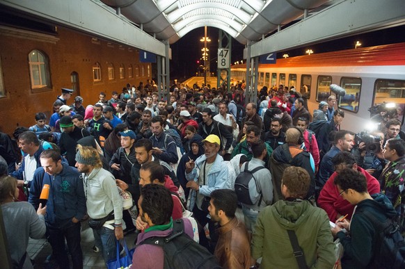 epa04915570 A special train from Austria arrives in Saalfeld carrying around 500 refugees, Germany, 05 September 2015. The refugees will be taken to accommodation in Saxony, Saxony-Anhalt and Thuringi ...