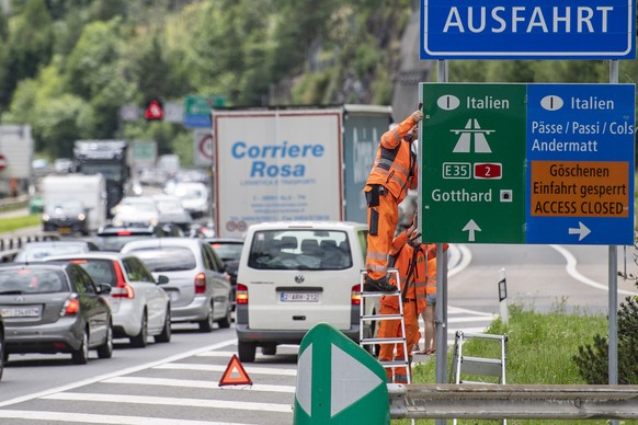 Der Ferienreiseverkehr vor dem Gotthardtunnel zwischen Amsteg und Goeschenen auf der Autobahn A2 staut sich bis auf einer Laenge von 7 Kilometern, am Freitag, 9. Juli 2021. (KEYSTONE/Urs Flueeler)