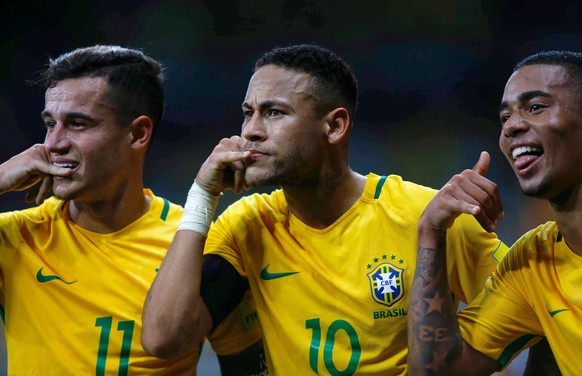 epa05626100 Brazil&#039;s Neymar (C) celebrates with teammates Philippe Coutinho (L) and Gabriel Jesus (R) after scoring a goal against Argentina during their FIFA World Cup 2018 qualifying soccer mat ...