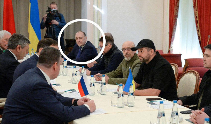 Erste Verhandlungsrunde zwischen Russland und der Ukraine am 28. Februar: Denis Kireev sitzt auf der rechten Seite ganz hinten. (