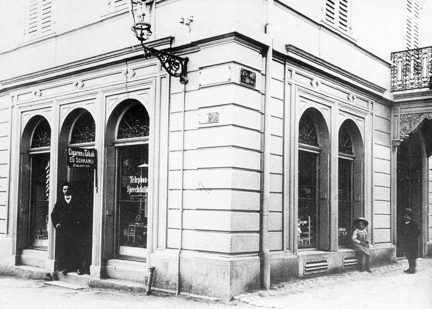 Erste Telefon-Sprechstationen finden sich teilweise in privaten Geschäften. Beispielsweise im Zigarrengeschäft Schrämmli in Zürich. Aufnahme um ca. 1890.