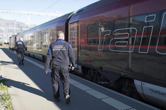 Grenzwaechter warten auf einen Zug, am Dienstag, 10. November 2015, am Bahnhof in Buchs. Im September kamen erstmals mehr Fluechtlinge an der Ostgrenze als im Tessin an. (KEYSTONE/Gian Ehrenzeller)