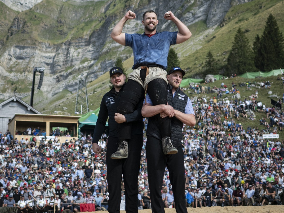 KEYPIX - Fabian Staudenmann gewinnt den Schlussgang gegen Lars Zaugg beim traditionellen Schwaegalp Schwinget, am Sonntag, 16. August 2026, auf der Schwaegalp in Hundwil. (KEYSTONE/Gian Ehrenzeller)
