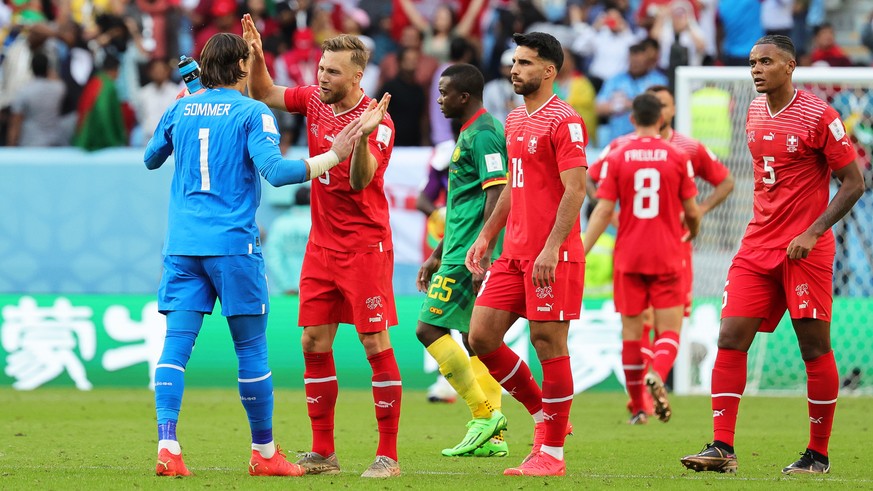 epa10324634 Switzerland's goalkeeper Yann Sommer (L) celebrates with teammates after winning the FIFA World Cup 2022 group G soccer match between Switzerland and Cameroon at Al Janoub Stadium in Al Wa ...