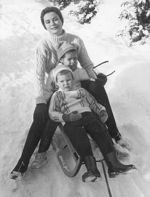 18 mars 2011 - GRACE KELLY avec la Princesse Caroline et le Prince Albert à Gstaad Suisse 1962.Fourni par - Photos, inc.  PUBLICATIONxINxGERxSUIxAUTxONLY - ZUMAg49_ 18 mars 2011 Grace Kelly avec Prin ...