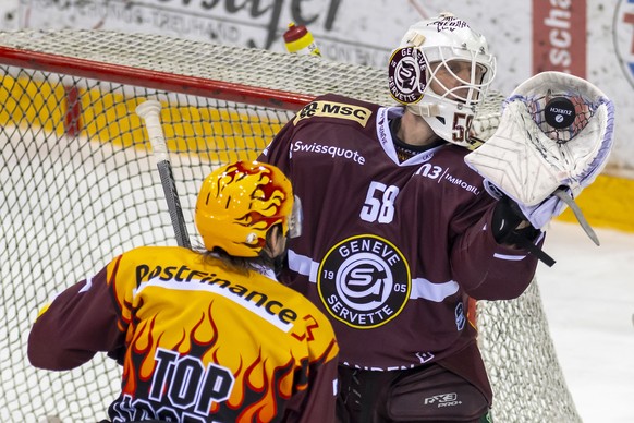 Le gardien genevois Jussi Olkinuora, droite, arrete le puck devant le Top Scorer PostFinance genevois Sami Vatanen, gauche, lors du match du championnat suisse de hockey sur glace de National League L ...