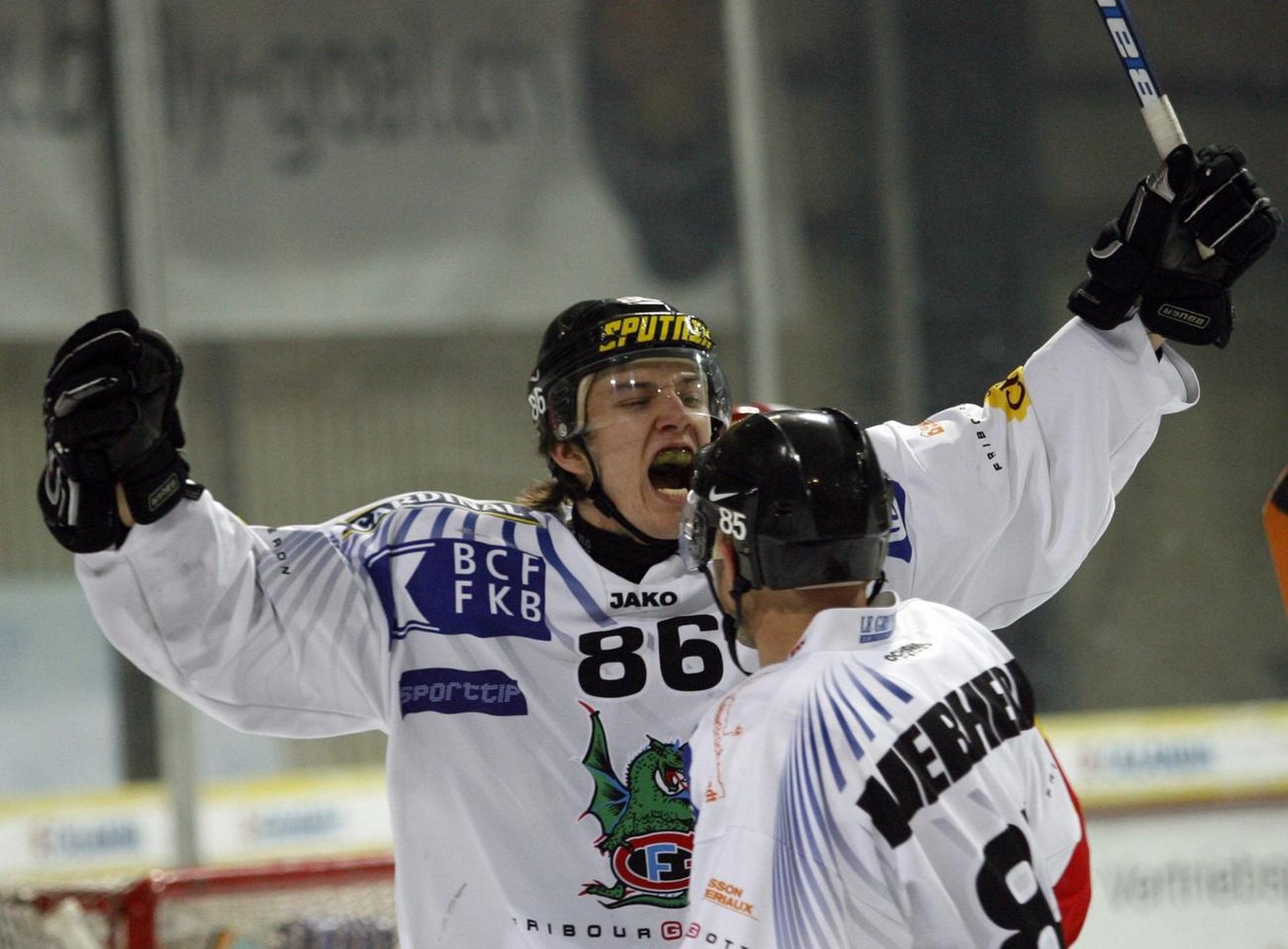 Freiburgs Torschuetze zum 1:0, Julien Sprunger, jubelt am Donnerstag, 13. April 2006 in Biel beim Eishockey Auf-/Abstiegsspiel der Nationalliga A/B, EHC Biel gegen HC Fribourg Gotteron. (KEYSTONE/Yosh ...