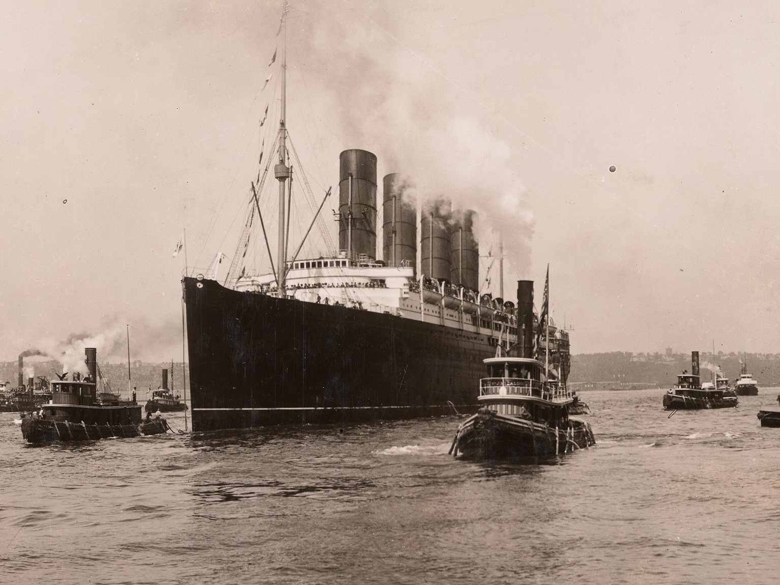 Die Lusitania verlässt den Hafen von New York.
https://catalog.archives.gov/id/329569867