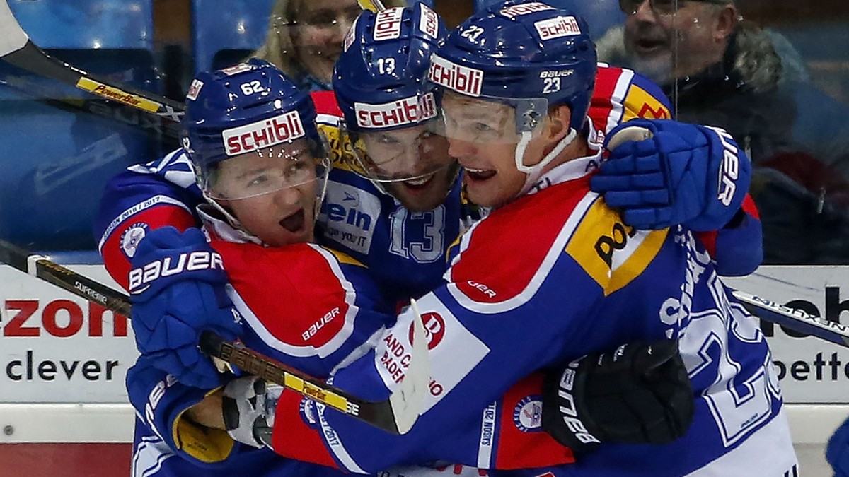 EHC Kloten Stuermer Patrick Obrist, Mitte, feiert seinen Treffer zum 4-3 mit Serge Weber, links, und Tommi Santala, rechts, waehrend dem Eishockey-Meisterschaftsspiel der National League A zwischen de ...
