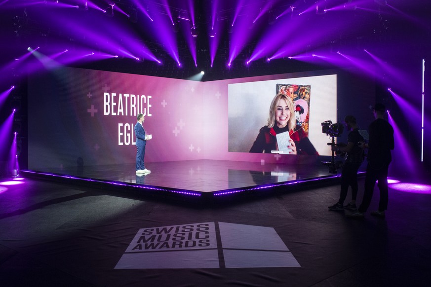 Die Schweizer Schlagersaengerin Beatrice Egli erhaelt den Preis als &quot;Best Female Act&quot; an den 14. Swiss Music Awards im Hallenstadion in Zuerich, aufgenommen am Freitag, 26. Februar 2021. (KE ...