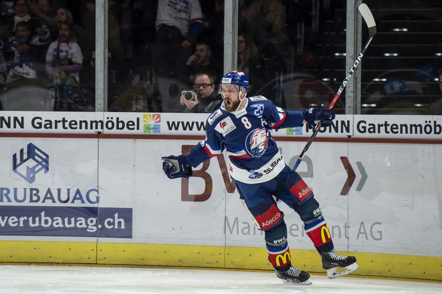 Jubel bei Zuerichs Torschuetze Kevin Klein zum 1:0 im zweiten Eishockey Playoff-Finalspiel der National League zwischen den ZSC Lions und dem HC Lugano, am Samstag, 14. April 2018, im Zuercher Hallens ...