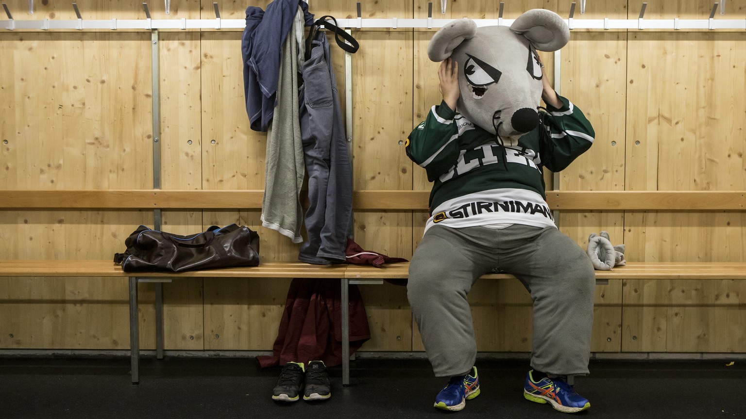 Maskottchen &quot;Speedy&quot; vom EHC Olten macht sich in der Garderobe bereit fuer den Swiss Ice Hockey Cup 1/8 Final zwischen dem EHC Olten und dem EHC Biel-Bienne am Sonntag, 22. Oktober 2017, im  ...