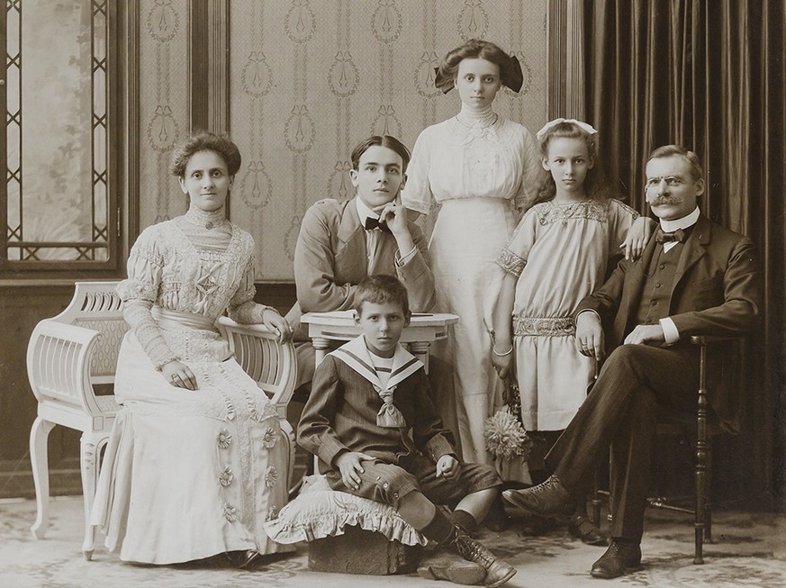 Porträt der Familie Müller. Entstanden ist das Bild um 1910. 