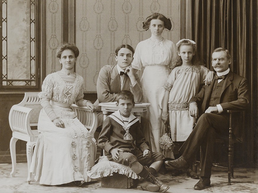 Porträt der Familie Müller. Entstanden ist das Bild um 1910.