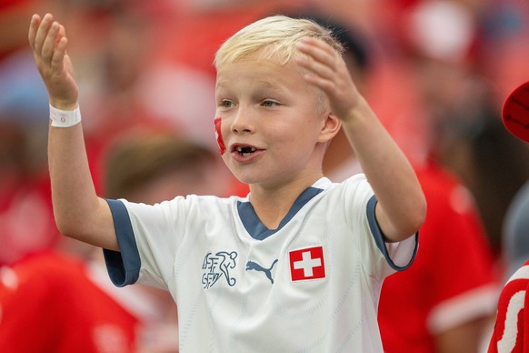 GER, EURO 2024, Group A, Schweiz SUI vs Deutschland GER / 23.06.2024, Frankfurt Arena, Frankfurt, GER, EURO 2024, Group A, Schweiz SUI vs Deutschland GER Im Bild: Kleiner schweizer Fan singt, br鮲lt sc ...