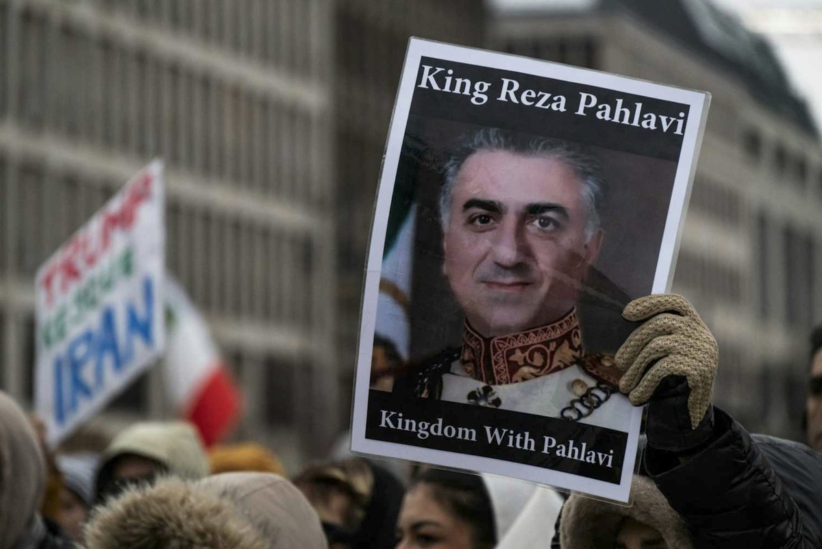 Reza Pahlavi, le fils du défunt souverain iranien Mohammad Reza Pahlavi, a vu son soutien augmenter parmi les manifestants, comme ceux que l’on voit ici en Allemagne le 12 janvier 2026.