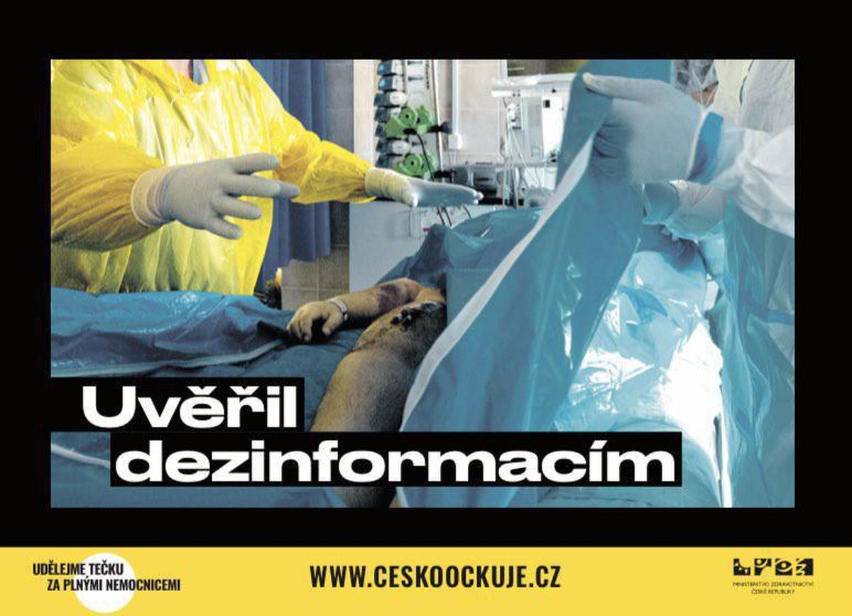 «Er glaubte der Fehlinformation», steht auf einem der Inserate mit verstorbenen Covid-Patienten, mit denen die tschechische Regierung die Menschen zum Impfen motivieren will.