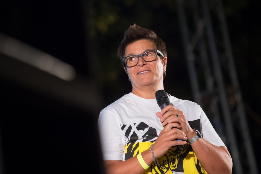 HC Lugano-Praesidentin Vicky Mantegazza spricht zu den Fans an der offiziellen Team-Praesentation des HC Lugano, am Samstag, 26. August 2017 in Lugano. (KEYSTONE/Ti-Press/Pablo Gianinazzi)