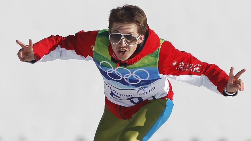 ZUM WEITERFUEHRUNG DER KARRIERE VON SIMON AMMANN STELLEN WIR IHNEN FOLGENDES BILDMATERIAL ZUR VERFUEGUNG - Switzerland&#039;s Simon Ammann celebrates on the podium after winning the ski jumping LH lar ...