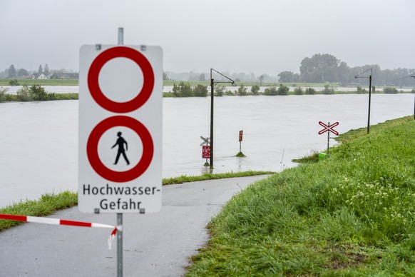 Im Rheintal fluten die Wassermassen das Land zwischen den D�mmen. Der Rhein fuehrt nach starken Regenfaellen Hochwasser. Besonders im Sueden und Osten der Schweiz kamen gewaltige Regensummen zusammen. ...