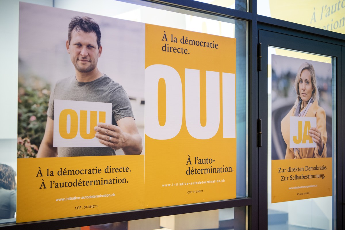 Plakate fotografiert waehrend einer Medienkonferenz des Komitees "Ja zur Selbstbestimmung", am Dienstag, 2. Oktober 2018 in Bern. (KEYSTONE/Anthony Anex)