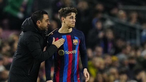 epa10478854 Barcelona&#039;s head coach Xavi Hernandez (L) talks with his player Gavi (R) during the Spanish LaLiga soccer match between FC Barcelona and Cadiz CF at Camp Nou stadium in Barcelona, Cat ...