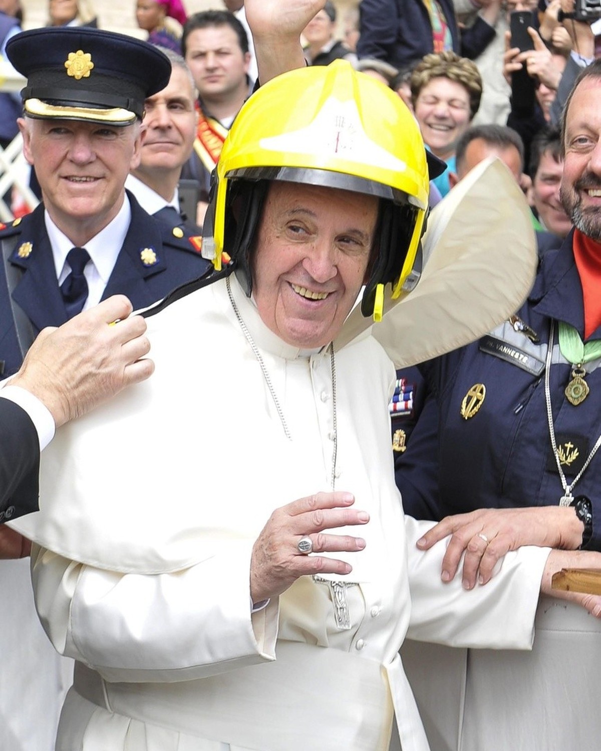 epa05257113 A handout picture released by the Vatican newspaper L'Osservatore Romano shows Pope Francis (L) with staff of the Bureau Enquete Incendie (BEI) from French village Fort de Domont duri ...