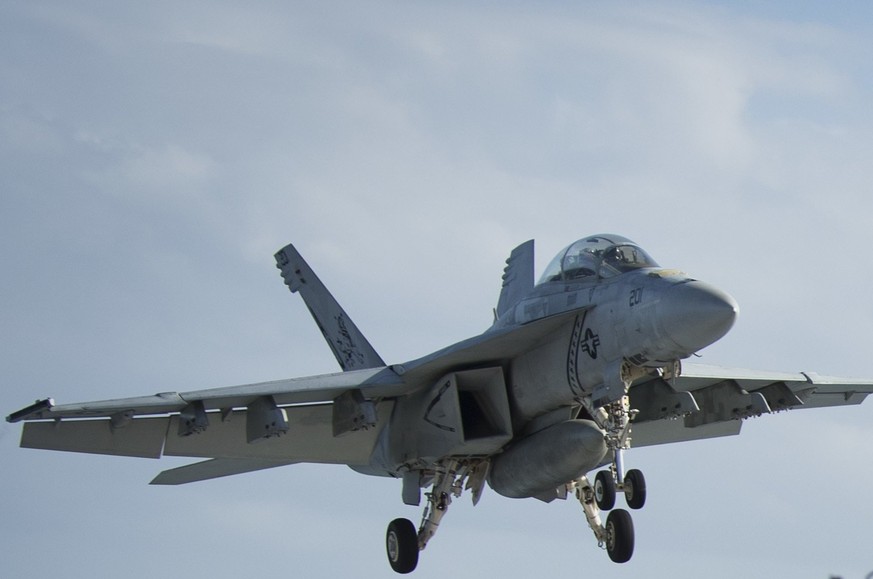 epa06604662 A handout photo made available by the US Navy shows An F/A-18F Super Hornet, assigned to the &#039;Black Lions&#039; of Strike Fighter Squadron (VFA) 213, prepare to land on the flight dec ...