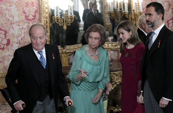 FILE - From left to right: Spain&#039;s former King Juan Carlos, Spain&#039;s former Queen Sofia, Spain&#039;s Queen Letizia, and Spain&#039;s King Felipe VI at the Royal Palace in Madrid, Wednesday J ...
