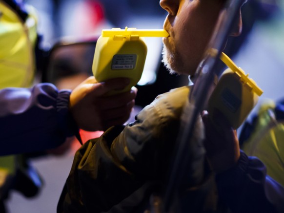 Vorsicht beim Alkoholtrinken und Autofahren über die Festtage: Insgesamt ist es im letzten Jahr zu 24 tödlichen Unfälle wegen Alkohol am Steuer gekommen. (Symbolbild)