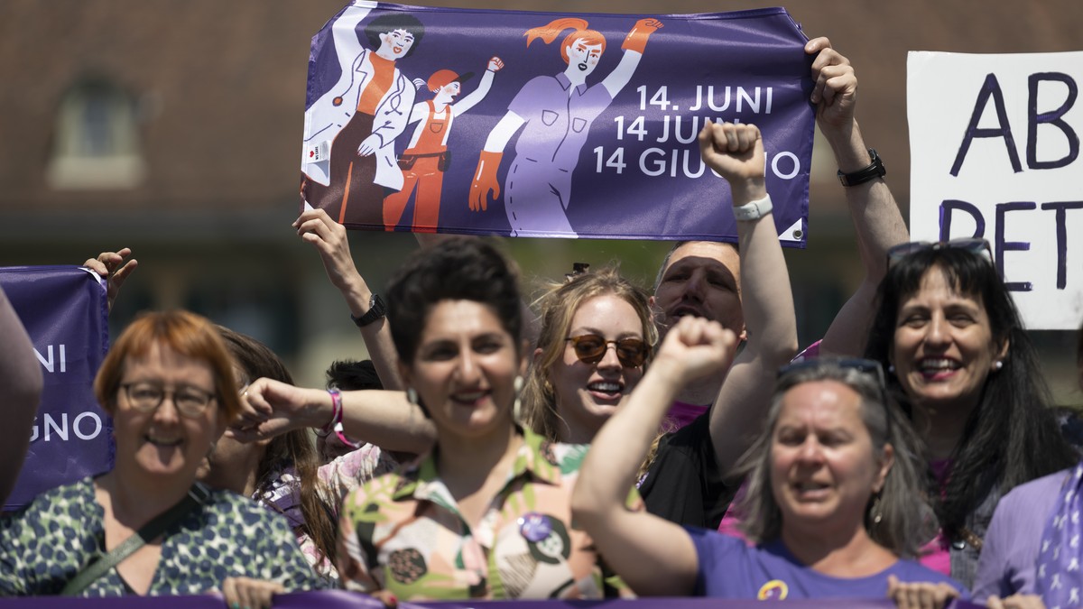 Teilnehmende mit Plakaten waehrend einer Medienkonferenz, am Mittwoch, 31. Mai 2023 in Bern. Der Frauenstreik findet am 14. Juni statt. (KEYSTONE/Anthony Anex)