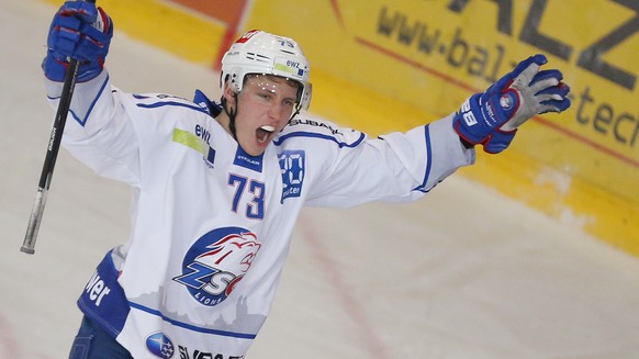 Le joueur zurichois Mike Kuenzle celebre son goal, lors du match du championnat suisse de hockey sur glace de National League A, entre le HC Fribourg-Gotteron et les ZSC Lions, ce vendredi 5 decembre  ...