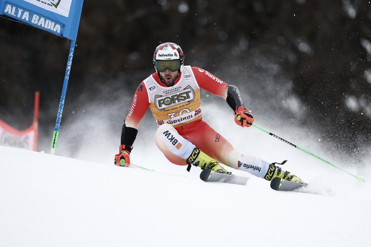 Switzerland's Luca Aerni speeds down the course during an alpine ski, men's World Cup giant slalom, in Alta Badia, Italy, Sunday, Dec. 22, 2024. (AP Photo/Gabriele Facciotti)