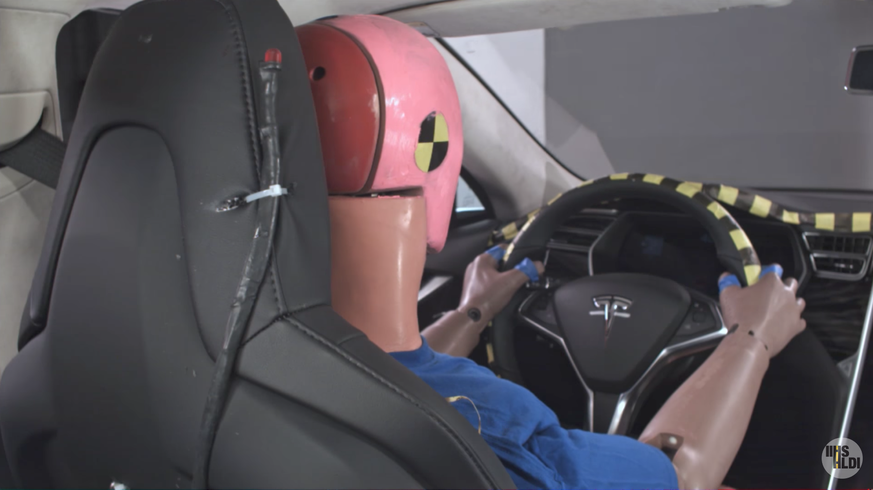 Crashtest-Dummy im Tesla Model S. Die Tester bemängeln den Sicherheitsgurt.