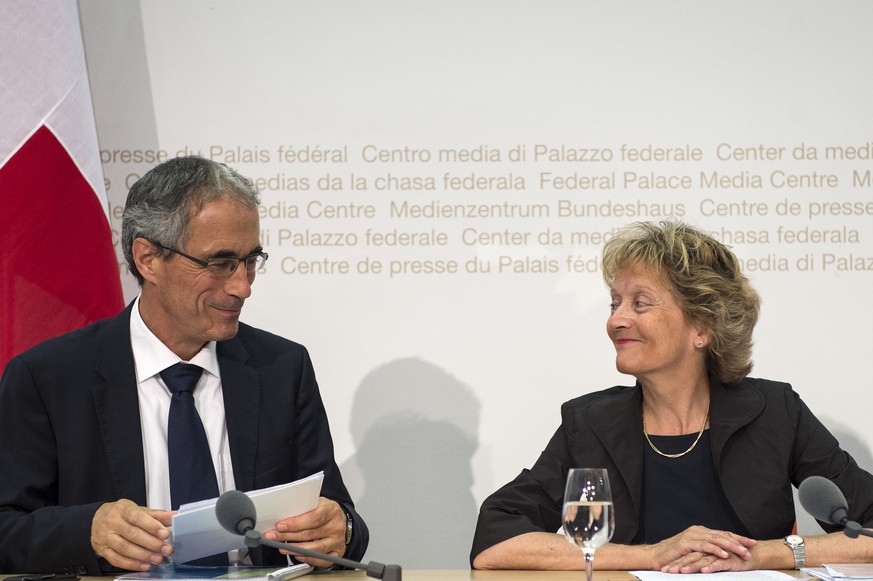 Serge Gaillard, Direktor Eidgenössische Finanzverwaltung mit Bundesrätin Eveline Widmer-Schlumpf an der gestrigen Medienkonferenz.