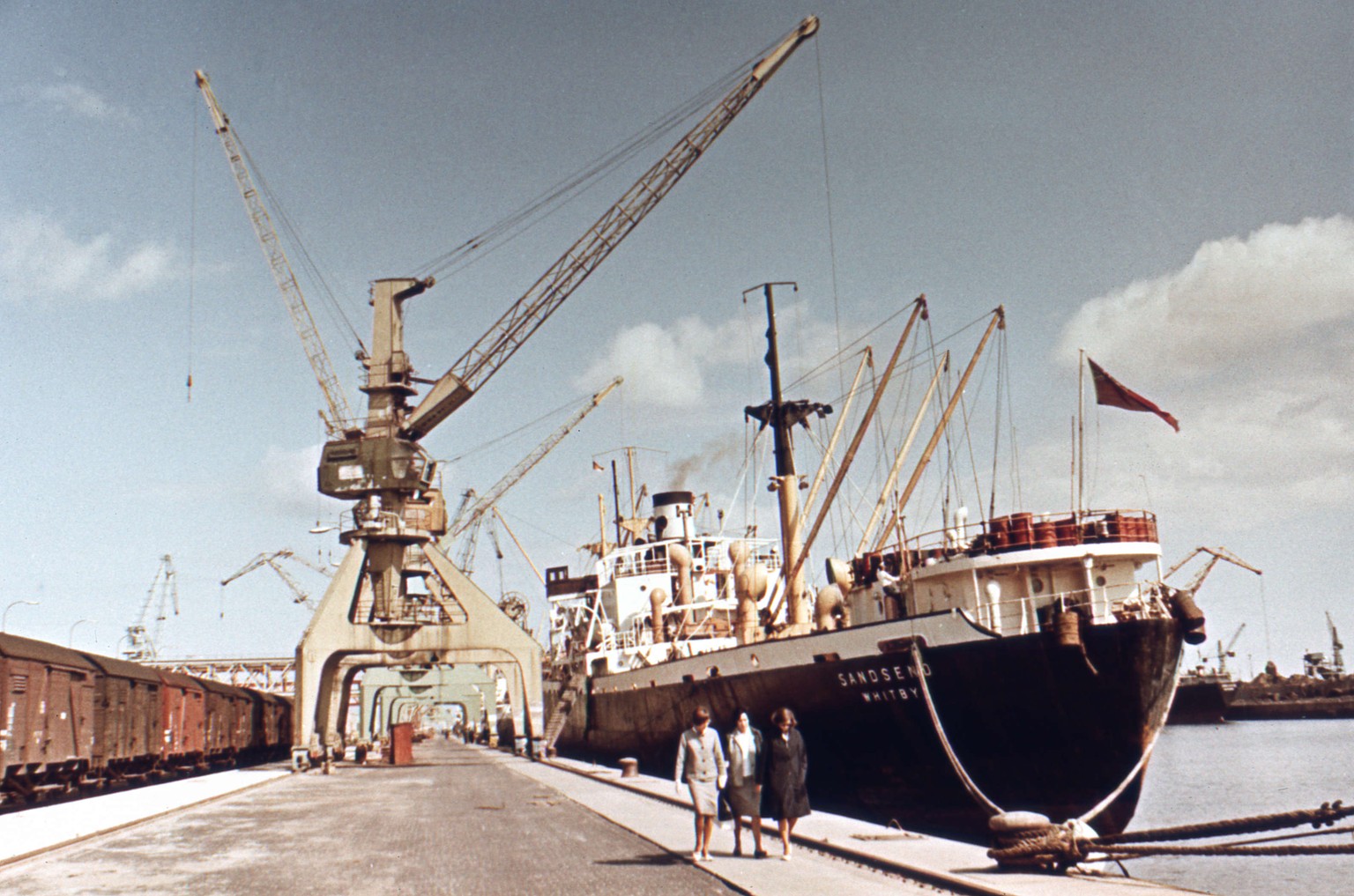 Damen flanieren 1966 unter dem Hafenkran, der dereinst das Zürcher Limmatquai zieren soll.