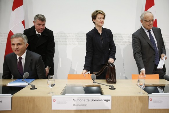 Von links: Bundesrat Didier Burkhalter, Bundesraetin Simonetta Sommaruga und Bundesrat Johann Schneider-Ammann setzen sich vor einer Medienkonferenz ueber die Volksinitiative &quot;Gegen Masseneinwand ...
