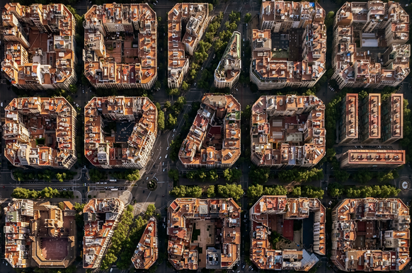 Der Stadtteil Eixample entstand Mitte des 19. Jahrhunderts in der Blütezeit von Barcelona. Heute gilt der Bezirk als einer der am dichtesten besiedelten Orte Europas.