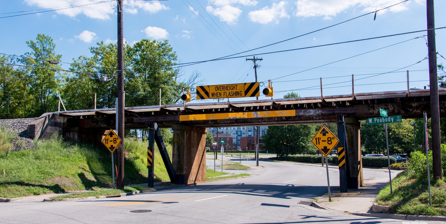 gregson street guilloutine the can opener durham north carolina eisenbahnbrücke unterführung crash video unfall youtube fail https://de.wikipedia.org/wiki/Durham_Bridge#/media/Datei:Durham--Gregson_St ...