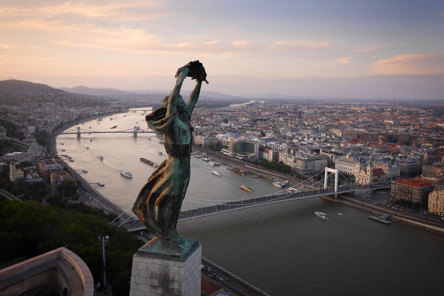 Die&nbsp;Freiheitsstatue, für die eine ungarische Krankenschwester Modell gestanden hat, steht auf dem Gellértberg im Stadtteil Buda. Sie ist die grösste von drei Bronzefiguren, die 1947 zu Ehren der  ...