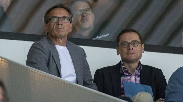 EHC Kloten Praesident Hans-Ulrich Lehmann, links, und Roger Koeppel, SVP Politiker, Verleger und Chefredaktor der Weltwoche, verfolgen auf der Tribuene das dritte Eishockey Spiel der Ligaqualifikation ...