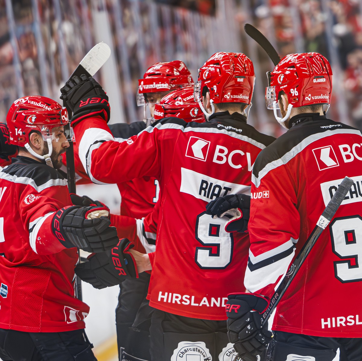 L'attaquant lausannois Jason Fuchs, gauche, celebre son goal lors du match acte 7 du quart de finale de play-off du championnat suisse de hockey sur glace de National League entre Lausanne HC, LH ...