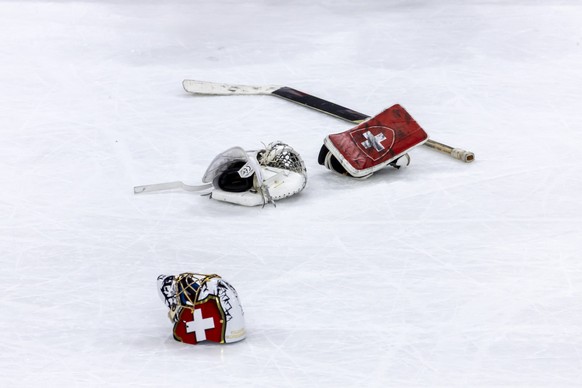 Nati-Goalie Leonardo Genoni lässt beim Jubeln seine Ausrüstung liegen.