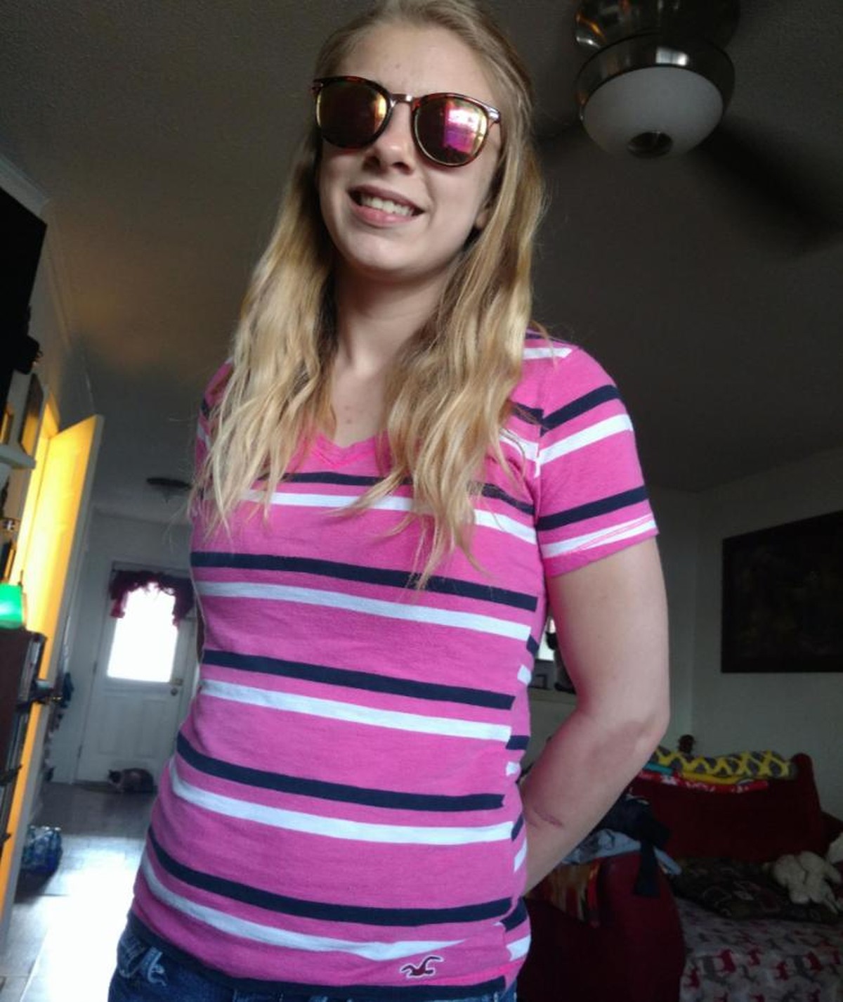 Die heute blinde Muthart posiert mit einer Sonnenbrille.